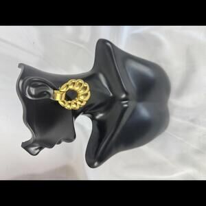 Stylish 18K Gold Open Hoop Earrings – Modern Elegant Design